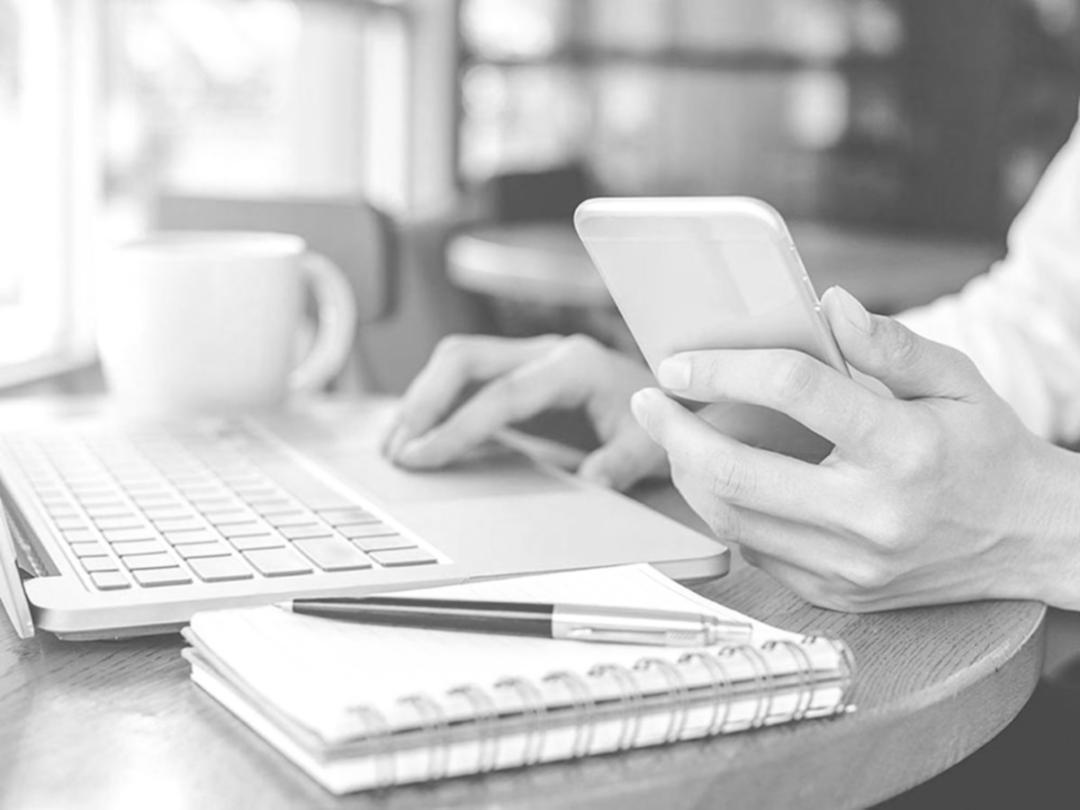 Moderna arbetsytor där deltagare utvecklar affärsstrategier tillsammans