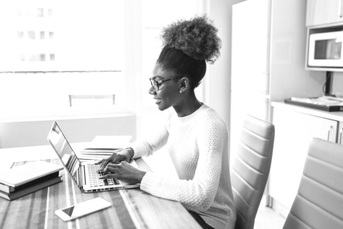 Grupparbete där deltagare samarbetar kring strategisk affärsplanering